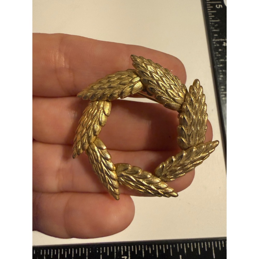 Gold Tone Wreath Brooch Textured Leaf Circular Pin Accessory